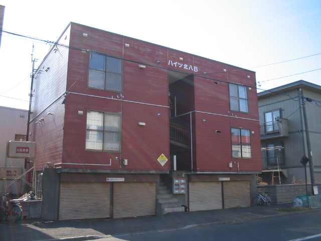 Building appearance. Convenience store right next to