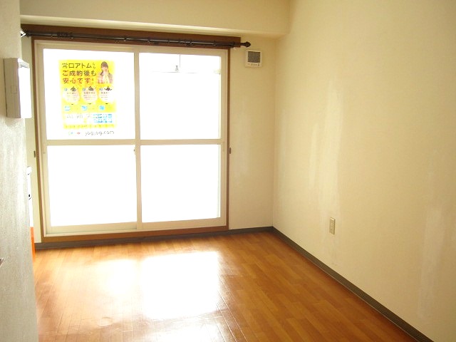 Living and room. In south-facing is good per yang! ! 