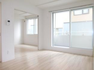Living and room. Spacious living