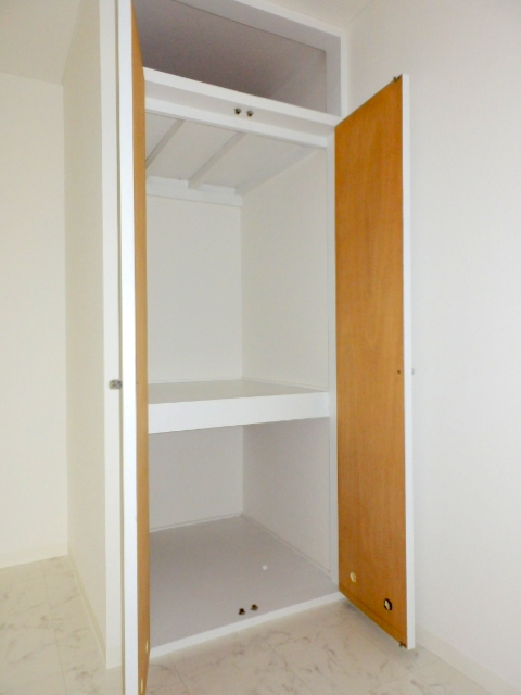 Receipt. Spacious closet equipped