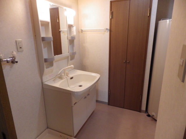 Washroom. There is a washing machine storage and Shandore to undressing house ☆