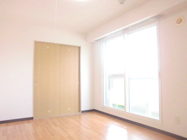 Other room space. Western-style of bright large windows