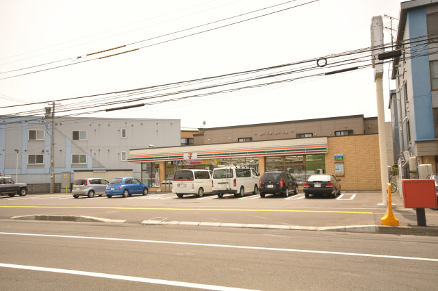 Convenience store. Seven-Eleven Sapporo Kita Article 39 store up to (convenience store) 681m