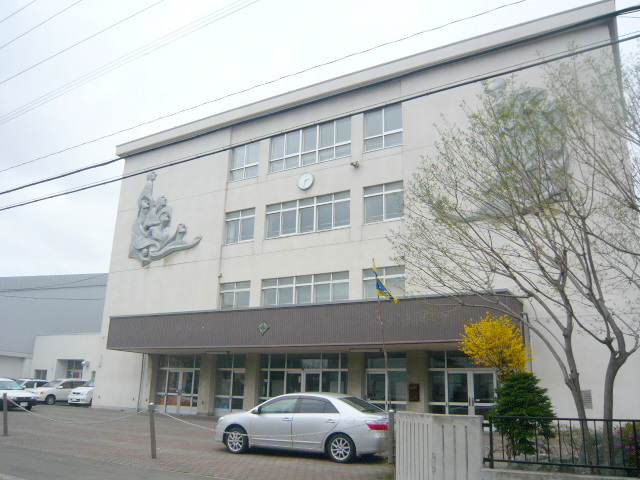 Junior high school. 320m to Sapporo Municipal Sakaemachi junior high school (junior high school)