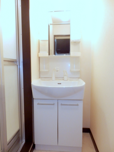 Washroom. Shampoo dresser equipped