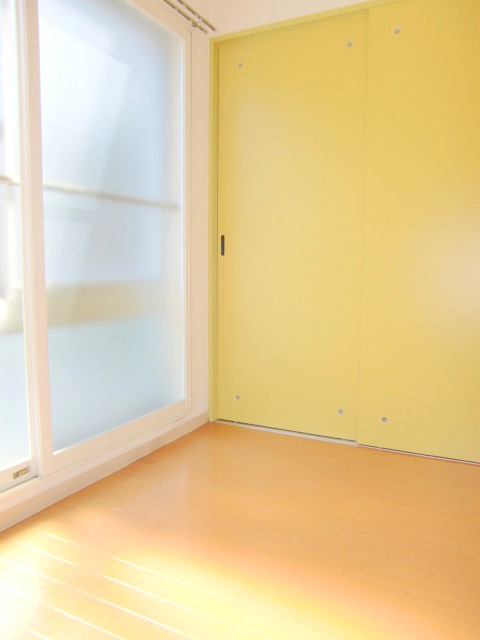 Other room space. South-facing Western-style