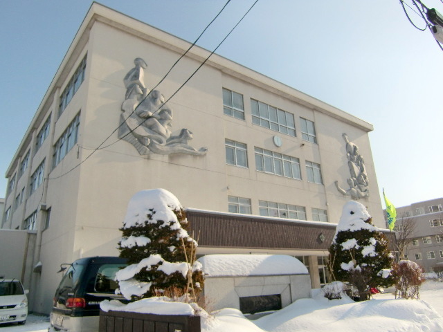 Junior high school. 755m to Sapporo Municipal Sakaemachi junior high school (junior high school)