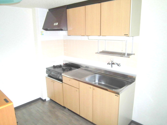 Kitchen. Spacious independent kitchen gas is with a stove