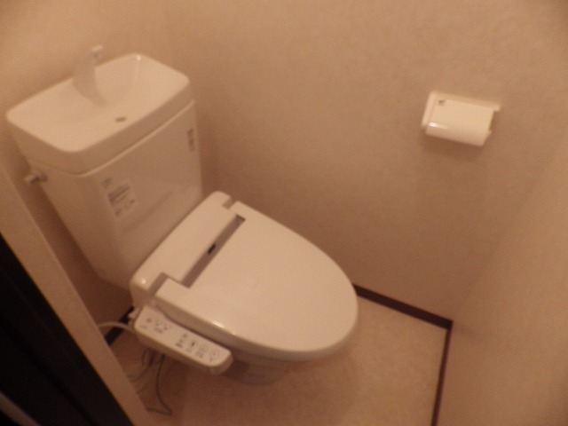 Toilet. Roll Storage ・ There is also a towel rack space ☆ 