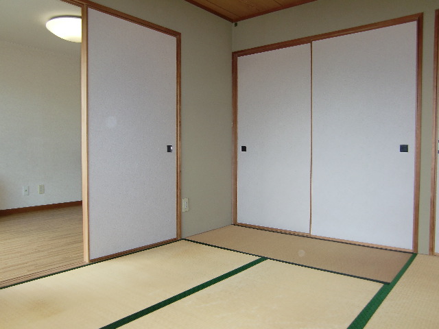 Other room space. I also calm Japanese-style room