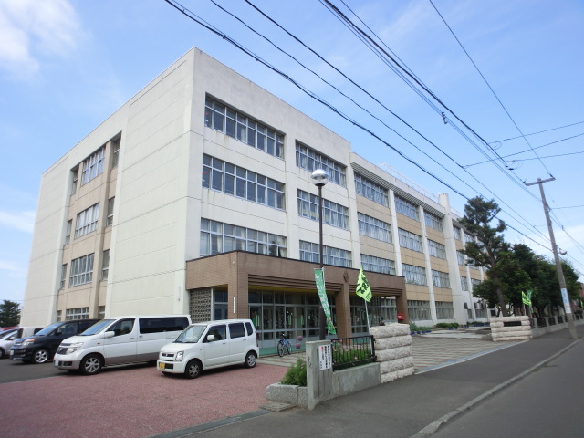 Primary school. 230m to Sapporo Municipal Motomachi Elementary School (elementary school)