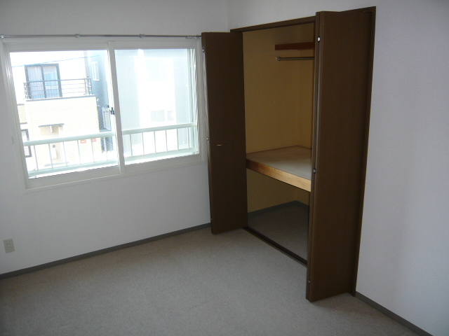 Other room space. There is also a firm storage space! 