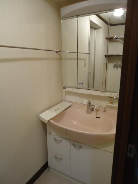 Wash basin, toilet. Indoor (11 May 2013) Shooting