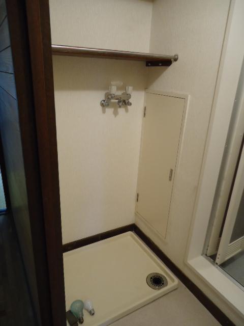 Wash basin, toilet. Indoor (11 May 2013) Shooting