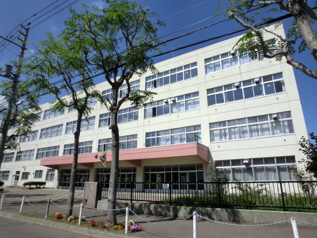 Junior high school. 962m to Sapporo Municipal Mingyuan junior high school (junior high school)