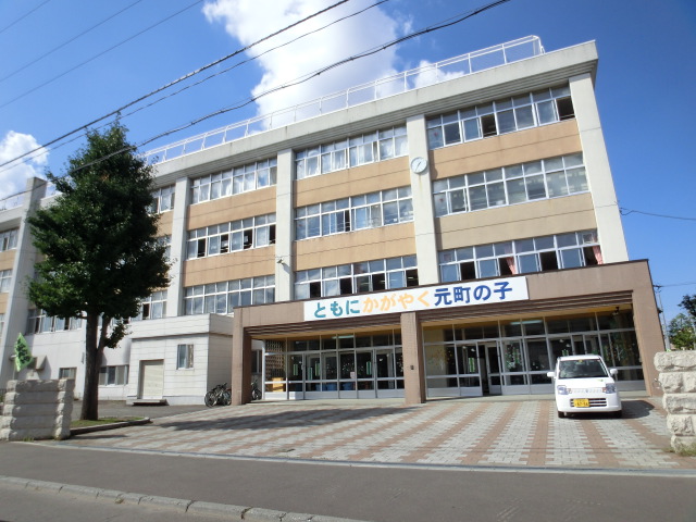 Primary school. 240m to Sapporo Municipal Motomachi Elementary School (elementary school)