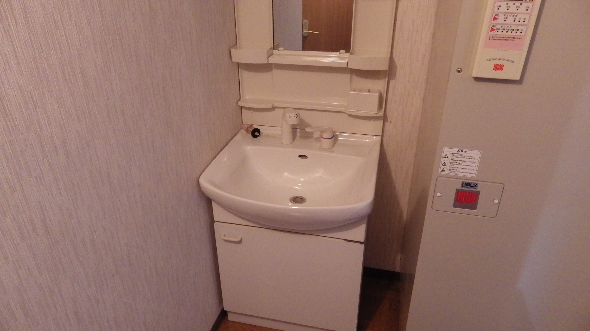 Washroom. And a large mirror, It is a washroom that combines stored securely. 