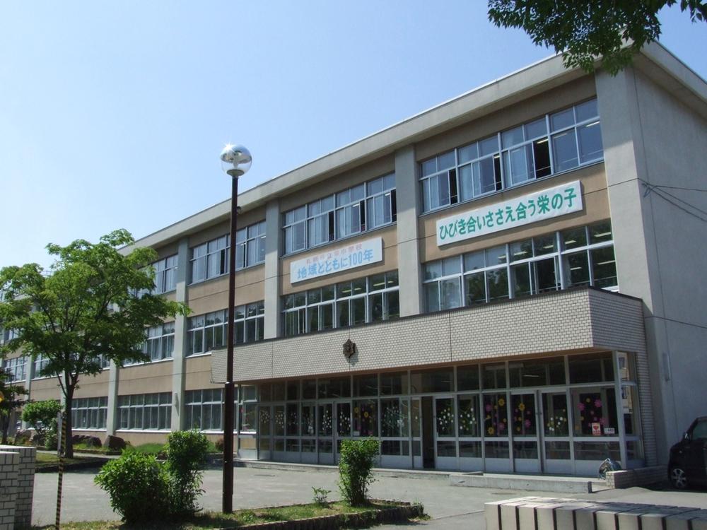 Primary school. Sapporo TatsuSakae 273m 3-minute walk to elementary school