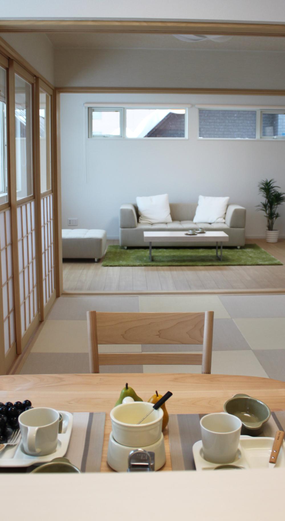 Non-living room. Modern style of Japanese-style room provided between the living and dining.