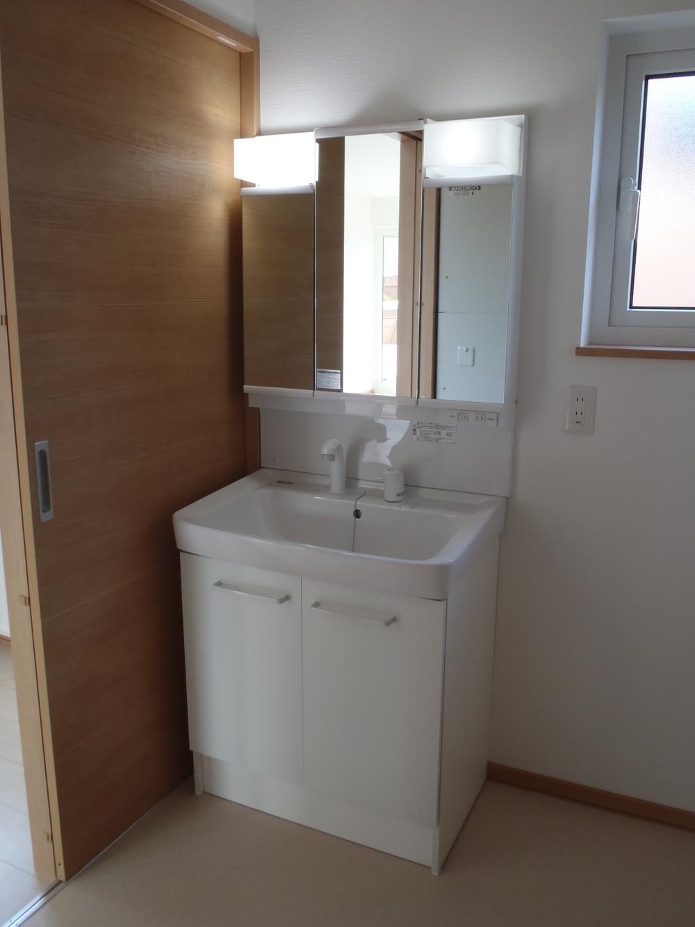 Wash basin, toilet. Use the equivalent.