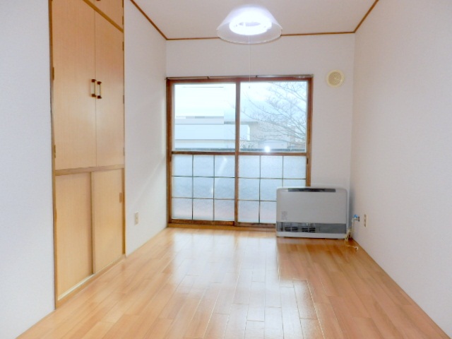 Other room space. It is a popular all-Western-style type of room