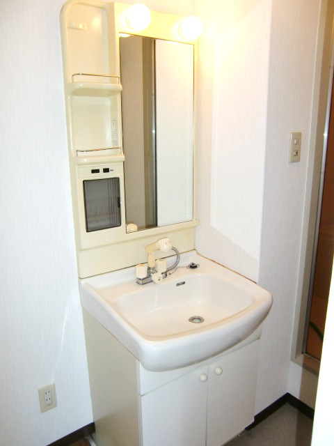 Washroom. Shampoo dresser equipped