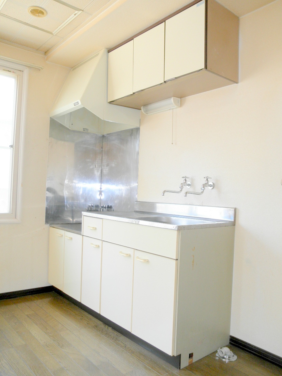 Kitchen. It is beautifully cleaning being completed