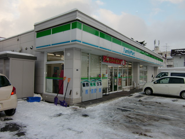 Convenience store. FamilyMart Sapporo Higashinaebo Article 7 store up (convenience store) 549m