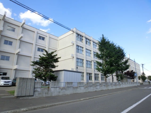Junior high school. 480m to Sapporo Municipal Motomachi junior high school (junior high school)