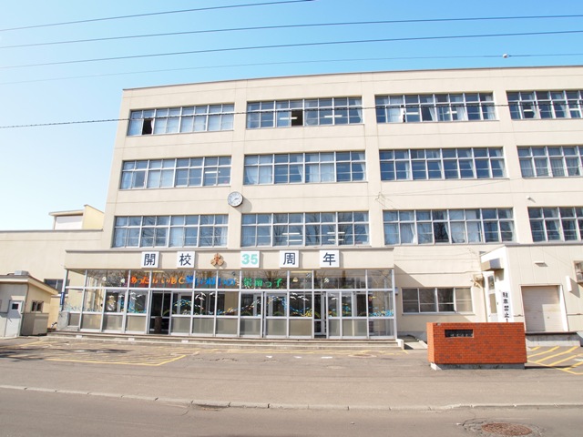 Primary school. 670m to Sapporo Municipal Sakaeminami elementary school (elementary school)