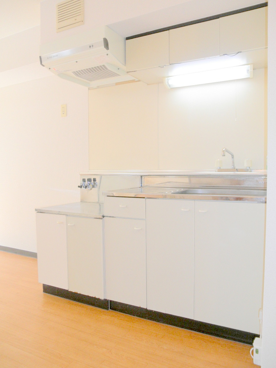 Kitchen. It is beautifully cleaning being completed