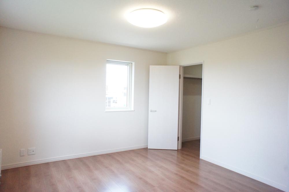 Non-living room. Spacious installation walk-in closet is in the main bedroom
