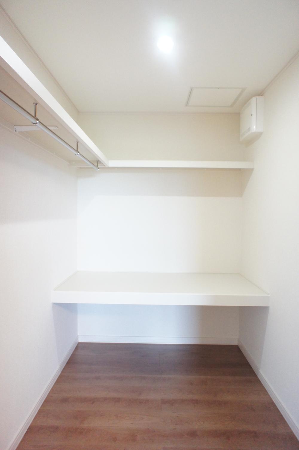Receipt. Walk-in closet of a large capacity in the bedroom. There is plenty of storage in each Western-style, Live clean