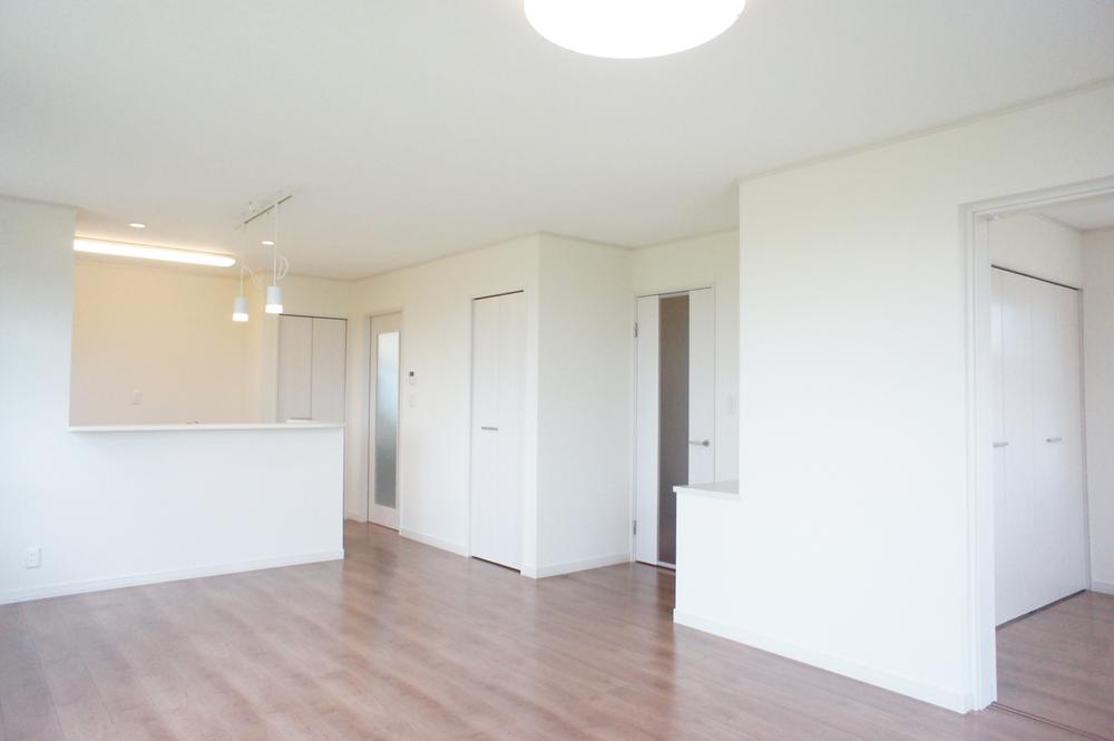 Living. LDK is spacious with 18 tatami mats or more. Ya placement of Western-style adjacent to the living room, Housework efficient migration conductors such as, Good Mato plan is attractive and easy to use