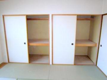 Receipt. It closet equipped in each room