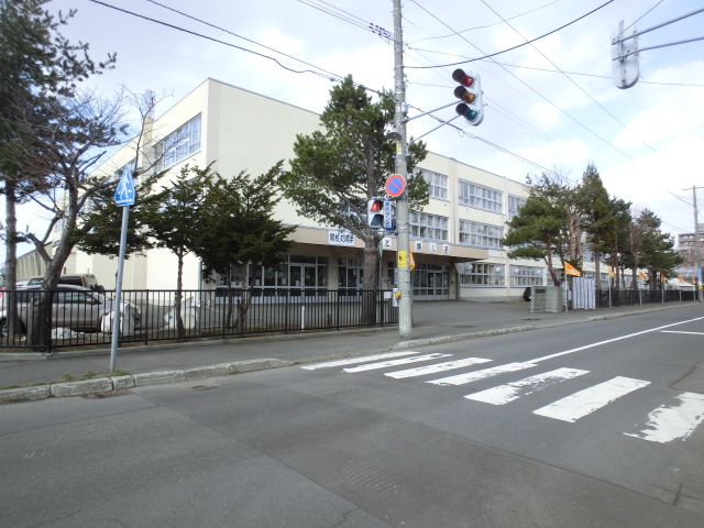 Primary school. 376m to Sapporo TatsuSakae Nishi Elementary School (elementary school)