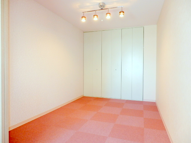 Other room space. It is a popular all-Western-style type of room