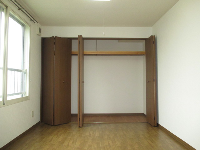 Other room space. closet