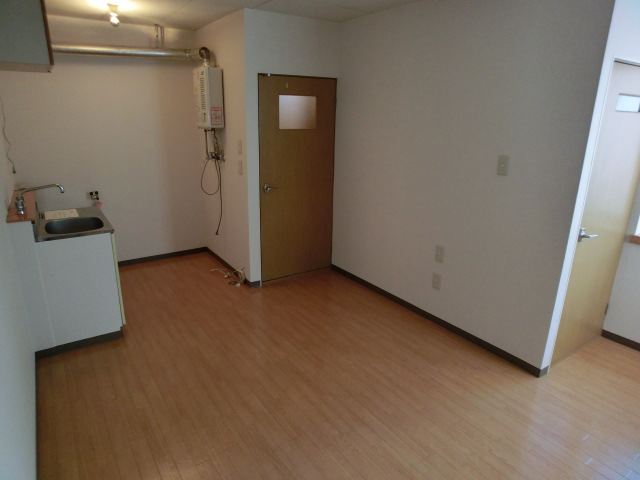 Entrance. It is upstairs where there is a kitchen! ! You can put a washing machine! ! 