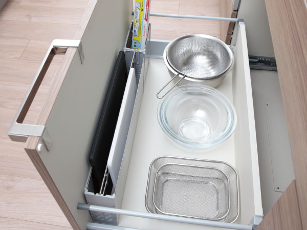 Kitchen.  [Slide storage (with a guide rail)] Because it is a slide, Smooth easy to see out to the back of the thing. With the included guide rail, Cutting board, It can also safely housed be easy to fall, such as cooking bottle (same specifications)
