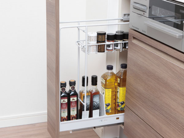 Kitchen.  [Slide bottle rack] Place the spices and bottle rack in a position put out taken a quick at the time of cooking. You can clean the storage according to the height of your existing seasoning (same specifications)
