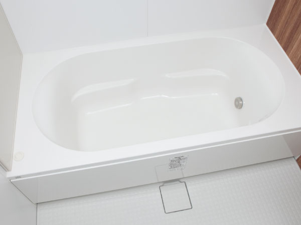 Bathing-wash room.  [Round line tub] Round line tub smooth curve is fit to the body. Since the push-one-way drainage plug, Easy drainage of the tub with one push, Floor, Difficult dirty luck, Adopt a clean thermo floor of Hiyari sense of relief (same specifications)
