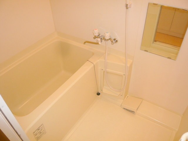 Bath. Relax in the spacious bath! 