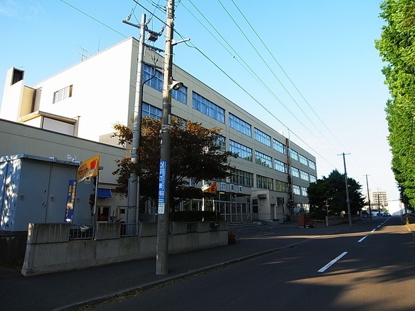 Primary school. 380m to Sapporo Municipal Sakaeminami elementary school (elementary school)