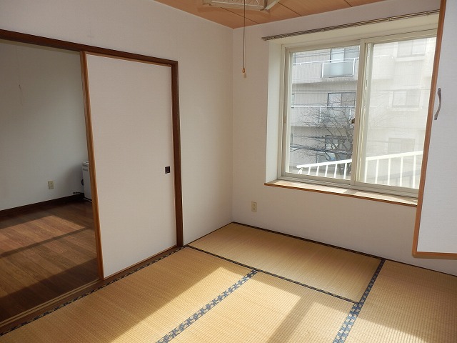 Other room space. Stylish in a bright bay window