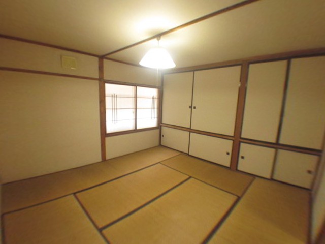 Other room space. Also spacious 8 quires Japanese-style room, It is plenty of storage capacity