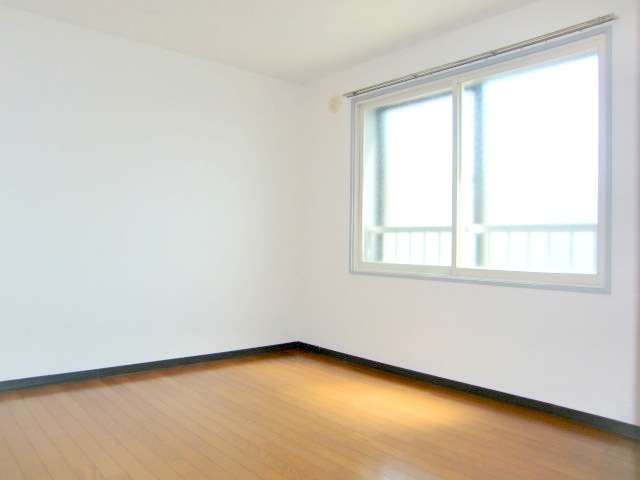 Other room space. Easy-to-use Western-style