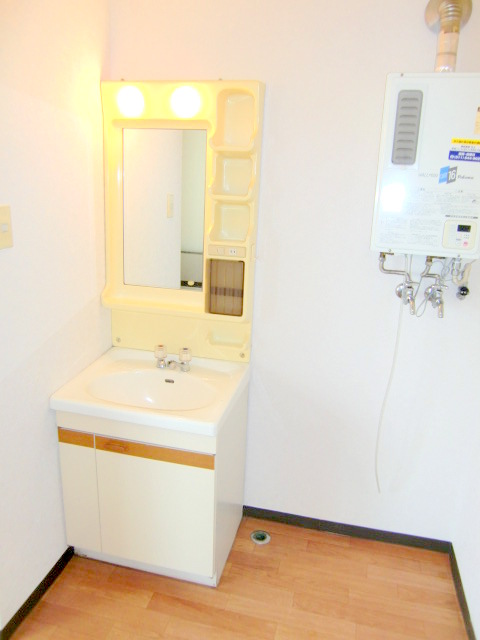 Washroom. Independent wash basin!