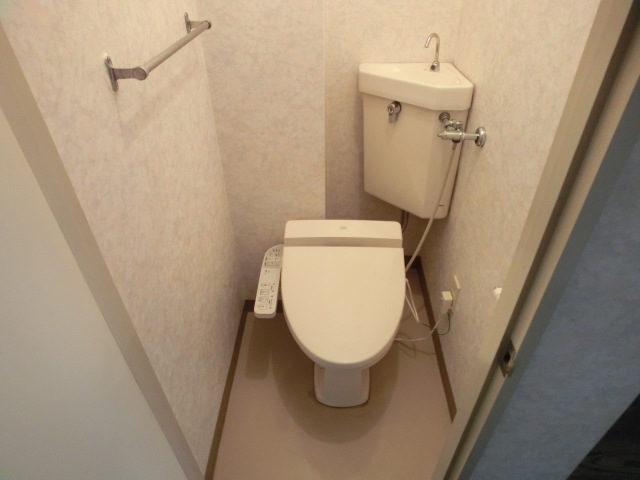 Toilet. Image is a thing of the other in Room for free plan. 