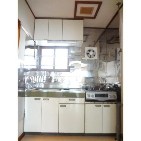 Kitchen. With gas stove! 